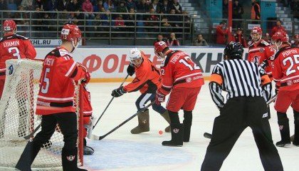 На ледовой арене Екатеринбурга прошла благотворительная акция – матч в валенках
