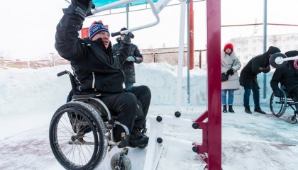 Томские инвалиды получили в подарок от города спортплощадку